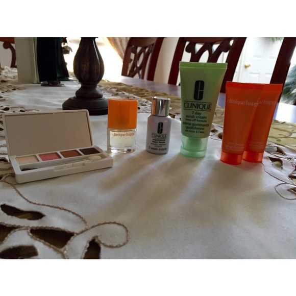 🚫SALE🚫 Mini Clinique Beauty Set - Picture 3 of 4