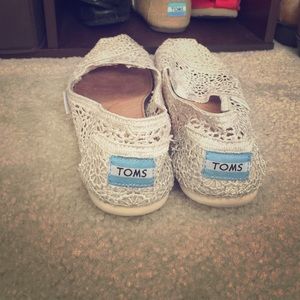 TOMS- tan crochet size 6.5