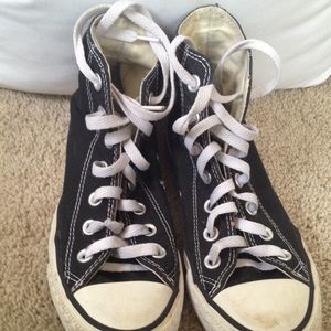 Black and white converse all star