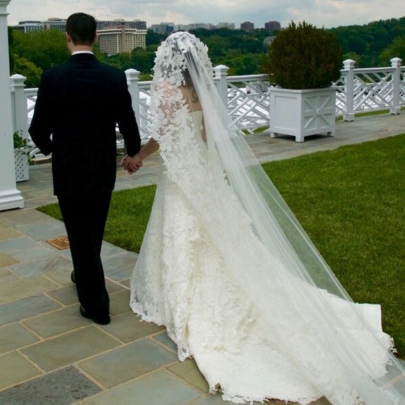Vera Wang Luxe "Sandra" Wedding Dress - Picture 4 of 5