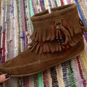 Minnetonka Suede Fringe Feather Booties size 10