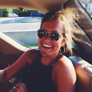 Meet your Posher, Lauren