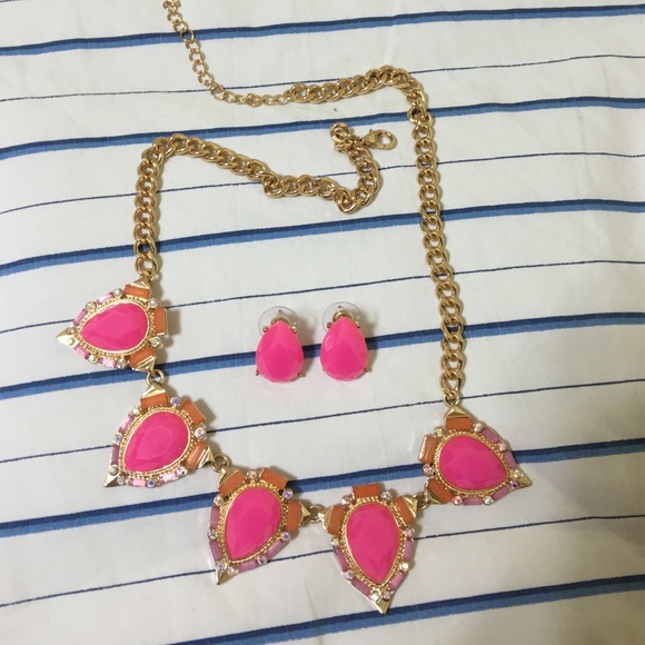 Necklace & earrings set