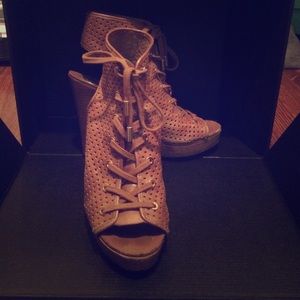 Tory Burch Peeptoe Leather Perforated Wedges sz 7