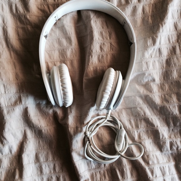 Beats Headphones Solo HD white on white