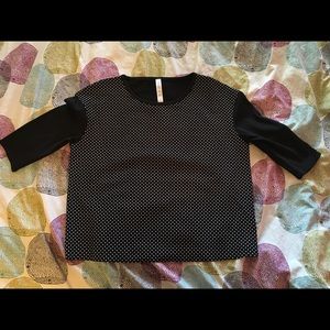 Lulu lemon- cropped sleeves. Size 10, runs tight