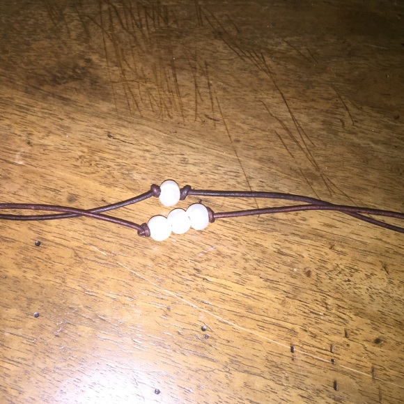 Pearl/leather necklace connected