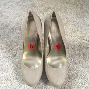 Jessica Simpson taupe heel