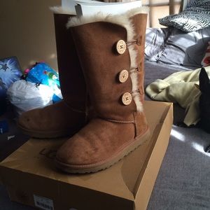 Button Triplet Uggs in Chestnut