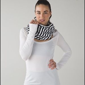 Iululemon black and white zipper scarf