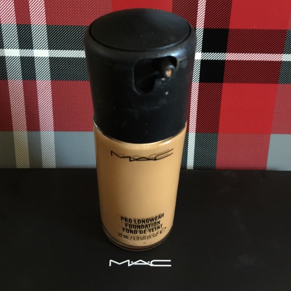 MAC Pro Longwear Foundation NC42