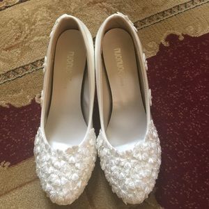 Sale🎉Brand new 3D floral white heels. Never worn.