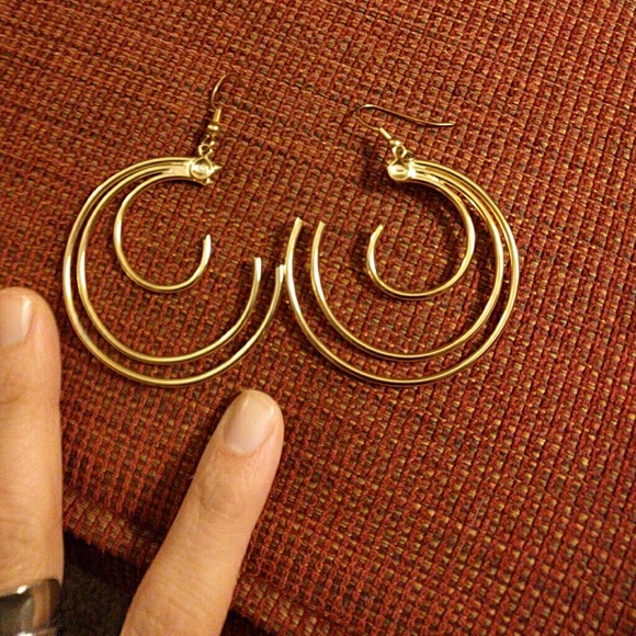 Pretty gold tone hoop earrings - Picture 2 of 5