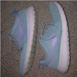 Nike Roshe Run size 8 Women's