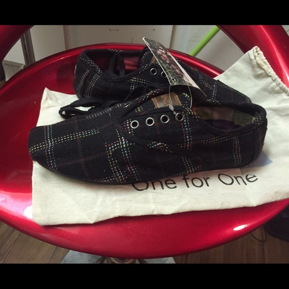 New black W TOMS cordones
