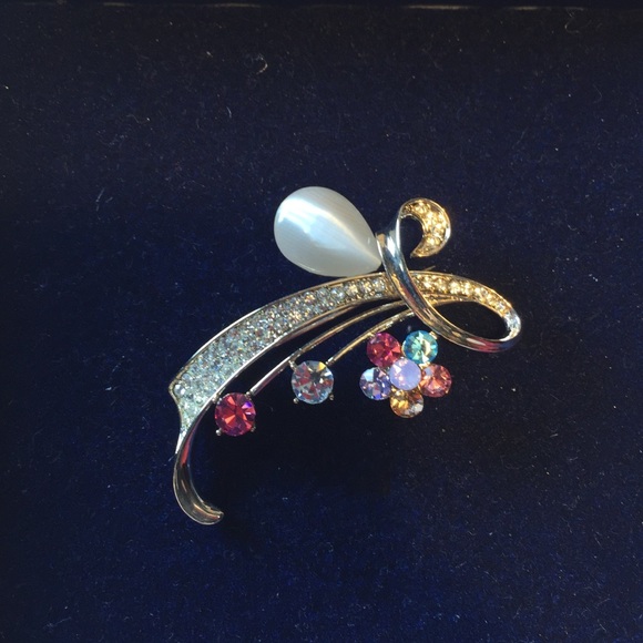 🆕 Beautiful, delicate multi-colored brooch