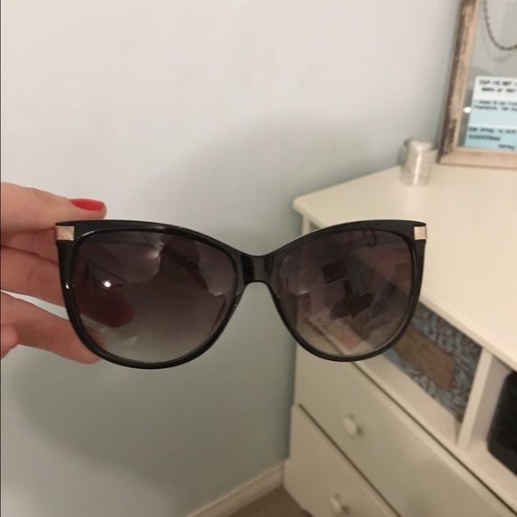 O by Oscar de la Renta sunglasses