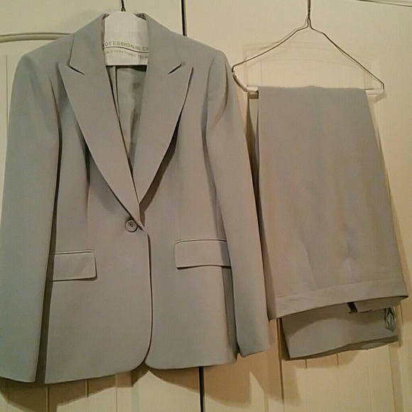 Tahari Pant suit, aqua green color.
