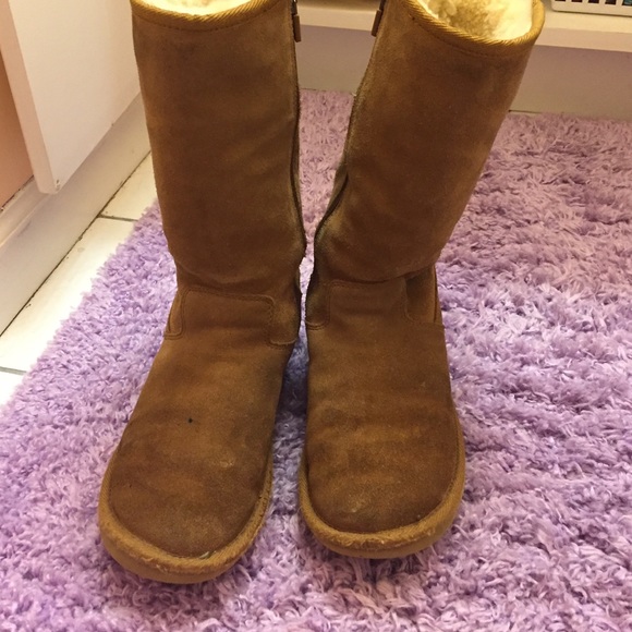 Tan uggs
