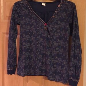 Daytip shirt with a different button everywhere