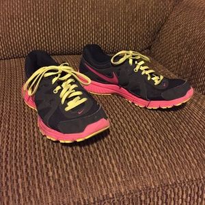 Black Nike tennis shoes.