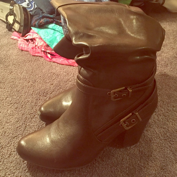 Brown boots w buckles