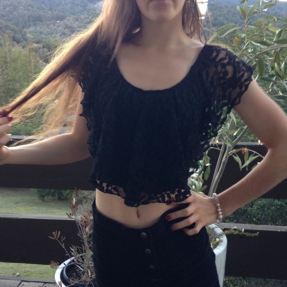 Black Lace Crop-Top