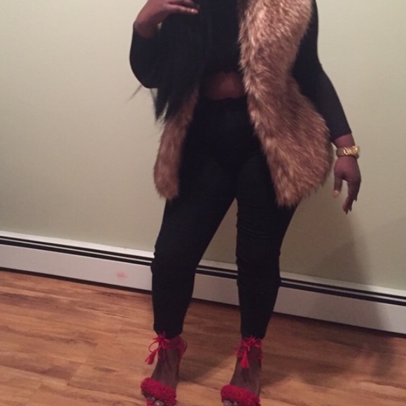 Zara Faux Fur Waist Coat - Picture 3 of 3