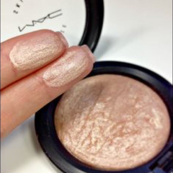 MAC SOFT AND GENTLE HIGHLIGHTER ✨