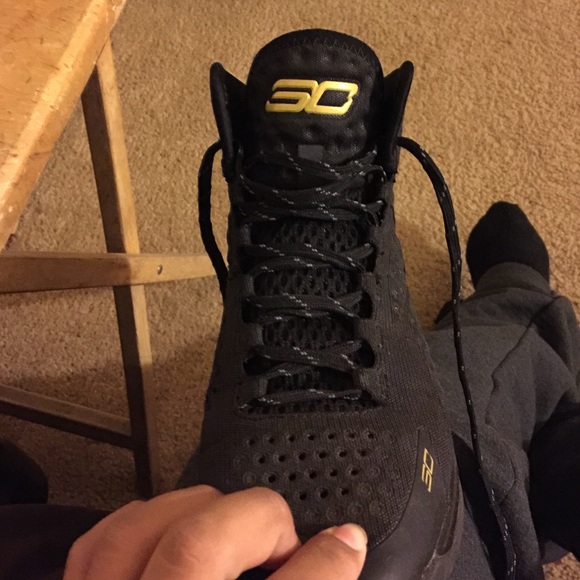 Curry 1's Black & Gold Edition - Picture 2 of 4