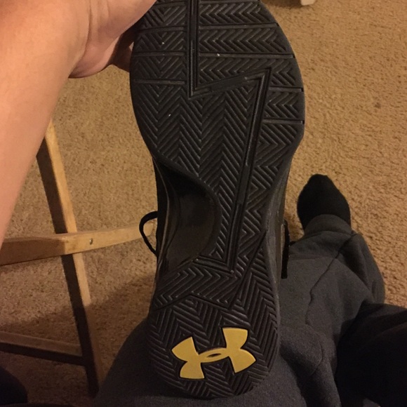 Curry 1's Black & Gold Edition - Picture 3 of 4