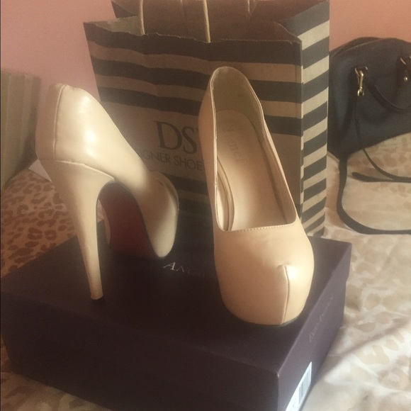 🎉Share me please 🎉 Beige red bottom heels