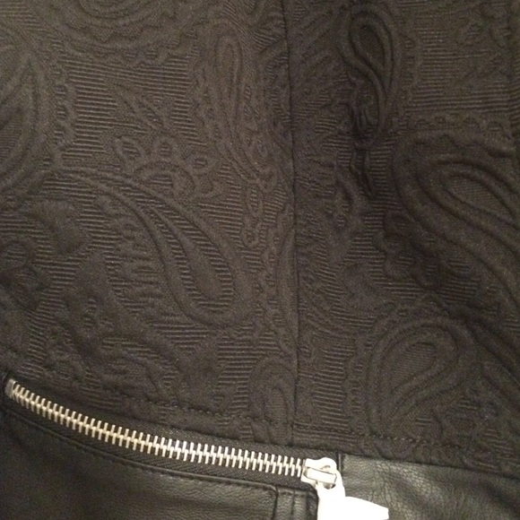 🎉🎉host pick🎉🎉Faux Leather & Jacquard Jacket. - Picture 4 of 4