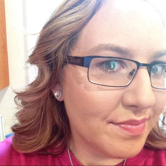 Meet your Posher, Hannah - Picture 1 of 1