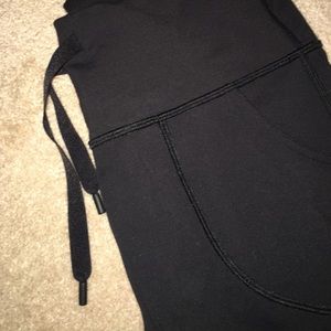 Black size 8 Lululemon yoga pants with pockets