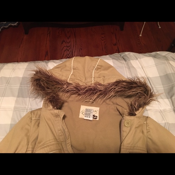 ✨✨SALE✨✨Billabong coat. Size M. Faux fur hood. - Picture 3 of 4