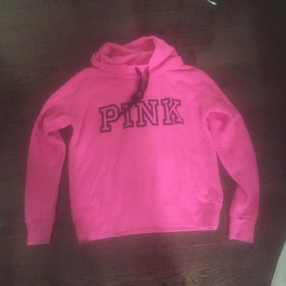 Vs pink sweatshirt with comfortable neck.