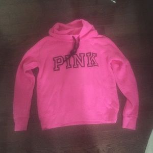 Vs pink sweatshirt with comfortable neck.