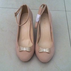 Fashionable dressy shoes