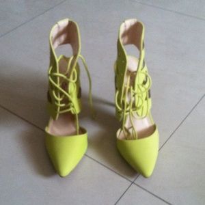 Fashionable dressy lime shoes
