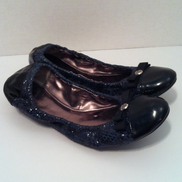 tahari gibson ballet flats
