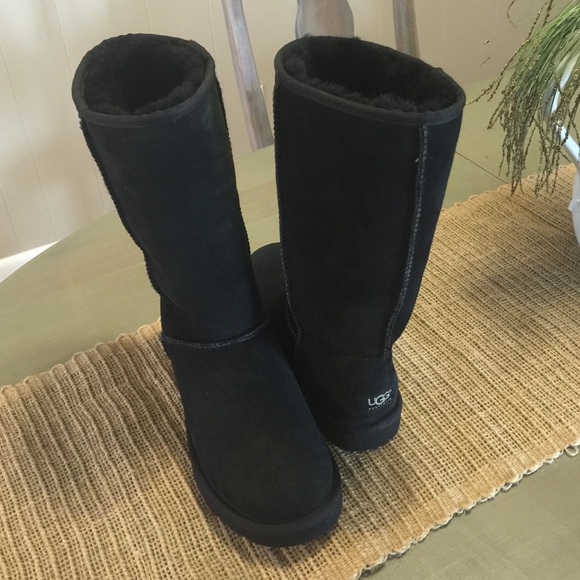 NWOT UGG Classic Tall Boot