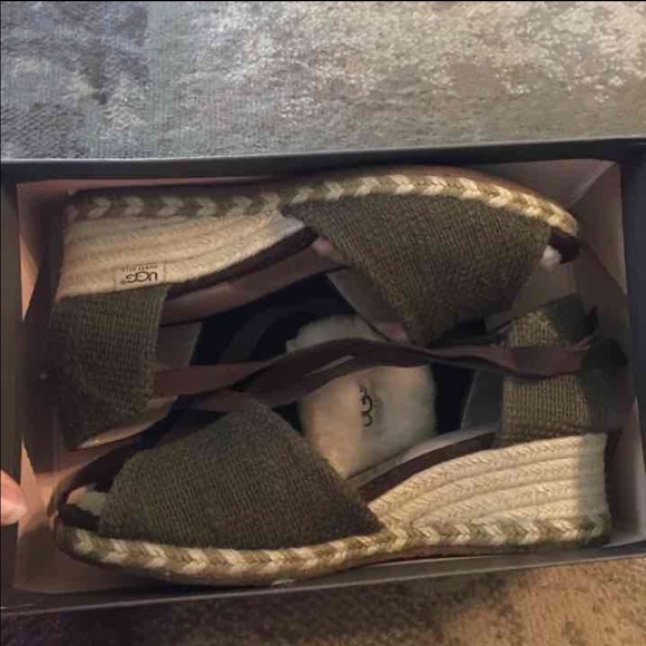 UGG Wedges size 9 - Picture 1 of 2