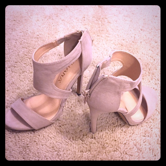 Super cute taupe heels!!
