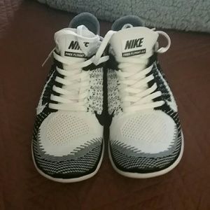 nike flyknit free run 4.0 oreo nike flyknit free run 4.0 oreo