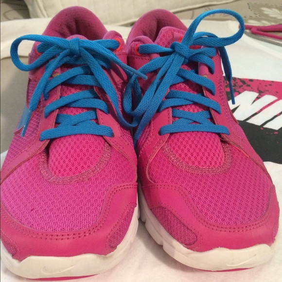 NIKE - Picture 2 of 4