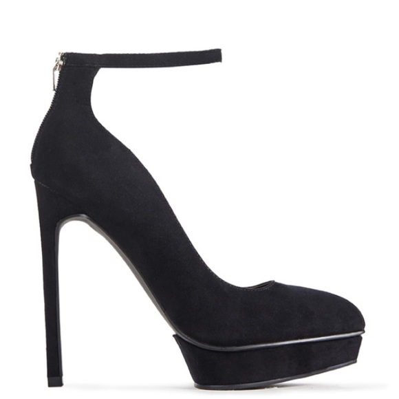 Brand new never been worn black heel!