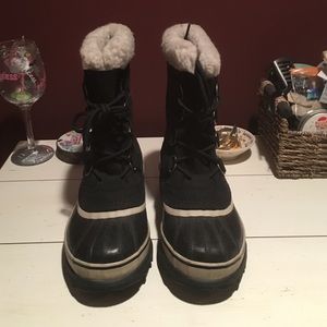 Navy women's Sorel snow boots