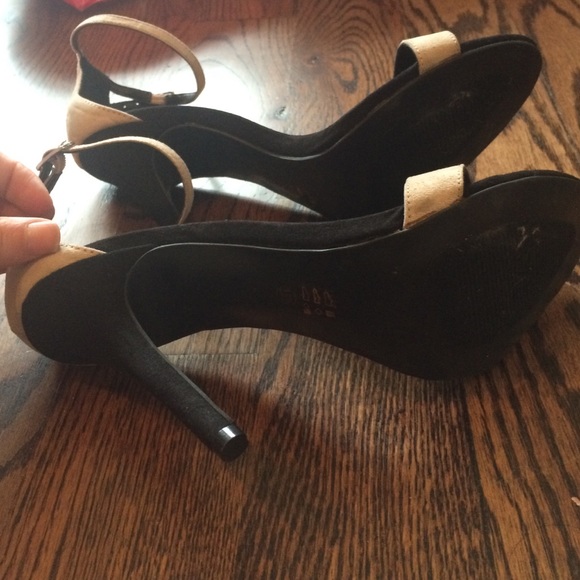 Tan and black ankle strap heels - Picture 3 of 4