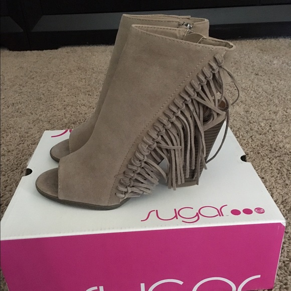 NWT Sugar tan tassel open toed wedges